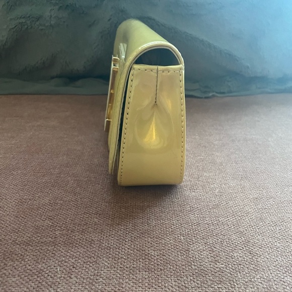 Louis Vuitton Yellow Vernis Sobe ClutchVGUC- PRICE DROPPED! - Picture 2 of 12
